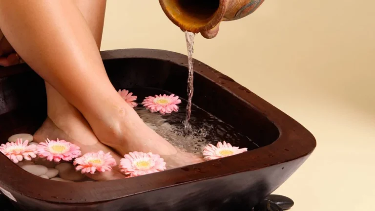 Escalda-pés caseiro: alívio do estresse e desconforto com ingredientes simples