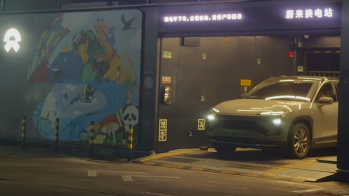 Nio revoluciona mercado de carros elétricos na China com troca automatizada de baterias, reduzindo tempo de espera
