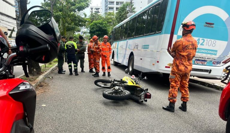 Homem perde a vida após acidente envolvendo ônibus e moto em Fortaleza
