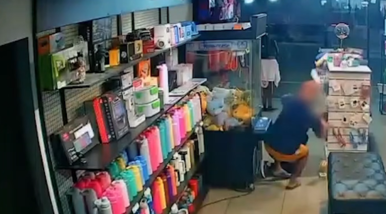 Criminoso enfrenta vendedora em loja durante invasão na região metropolitana de Fortaleza