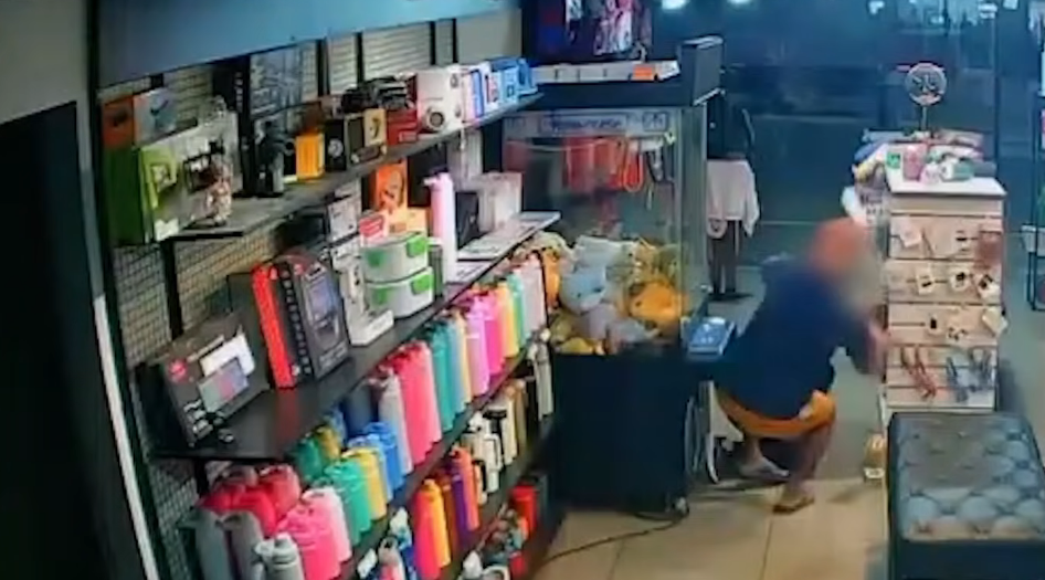 Criminoso enfrenta vendedora em loja durante invasão na região metropolitana de Fortaleza