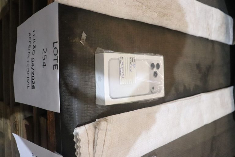 Leilão da Receita Federal em São Paulo oferece iPhone 17 Pro Max com lance inicial de R$ 4.600