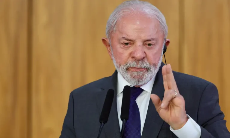 Lula afirma que assessor de Trump não pisará no Brasil até visto de Alexandre Padilha ser autorizado.
