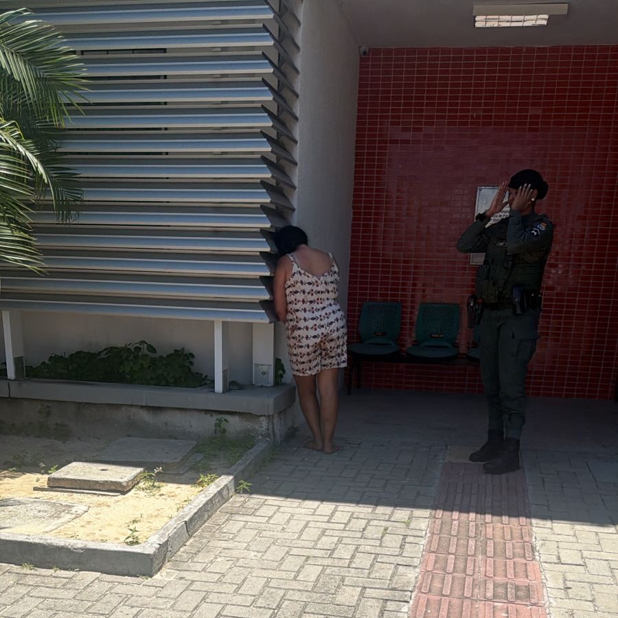 Mulher é detida por homicídio de madrasta e agressão com faca a homem em Fortaleza