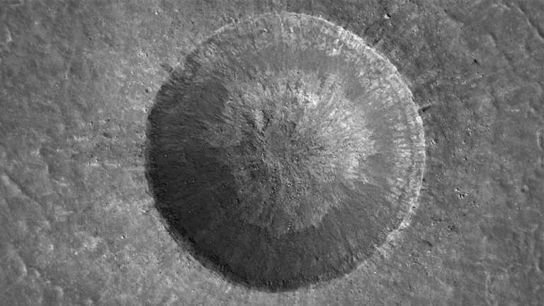 Cratera lunar recém-formada de 225 metros é descoberta pela NASA