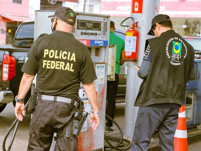 Investigação nacional mira suspeitas em postos de gasolina de Fortaleza e demais capitais do país.