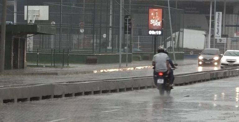 Chuvas intensas elevam o perigo de aquaplanagem; orientações essenciais para motoristas e motociclistas