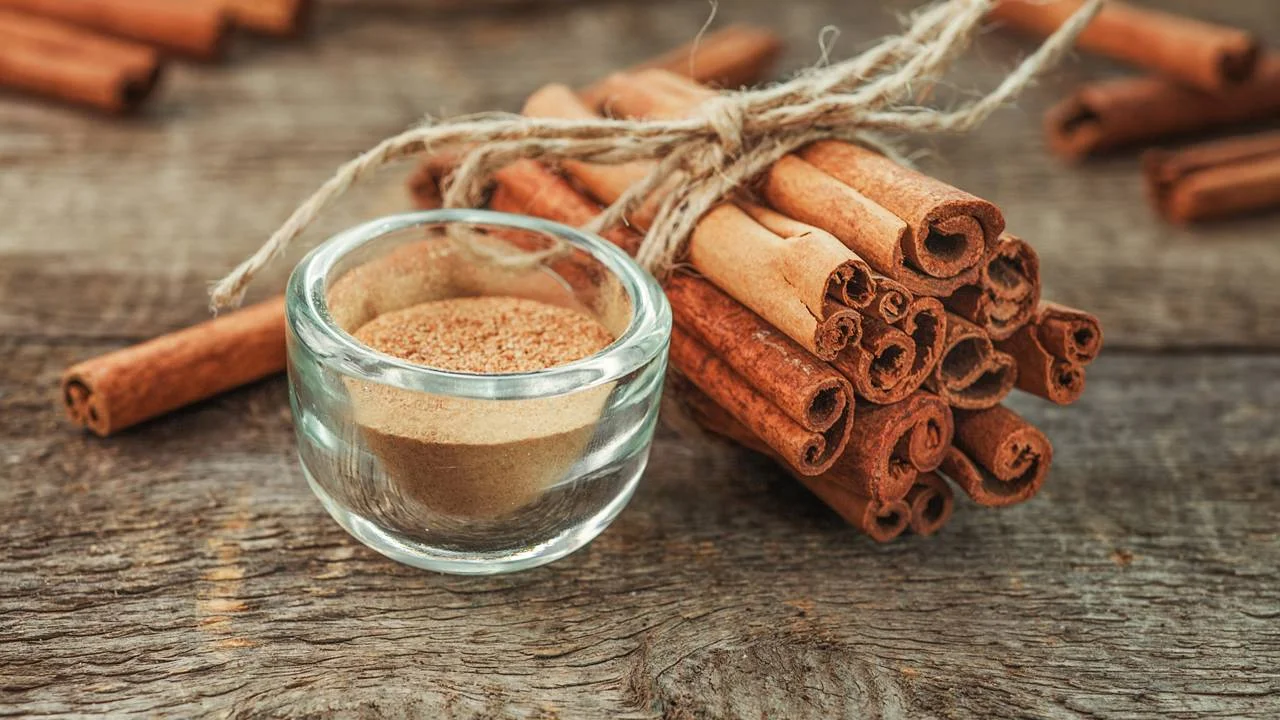 Canela em infusão: evidências científicas sobre o controle da glicose e suas precauções