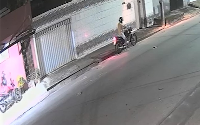 Casal é surpreendido ao roubar moto estacionada em calçada de Fortaleza; proprietário reage para evitar a ação criminosa