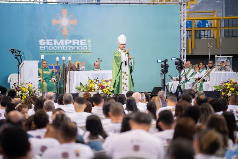 Arcebispo de Fortaleza se une a casais em encontro especial no Centro de Eventos