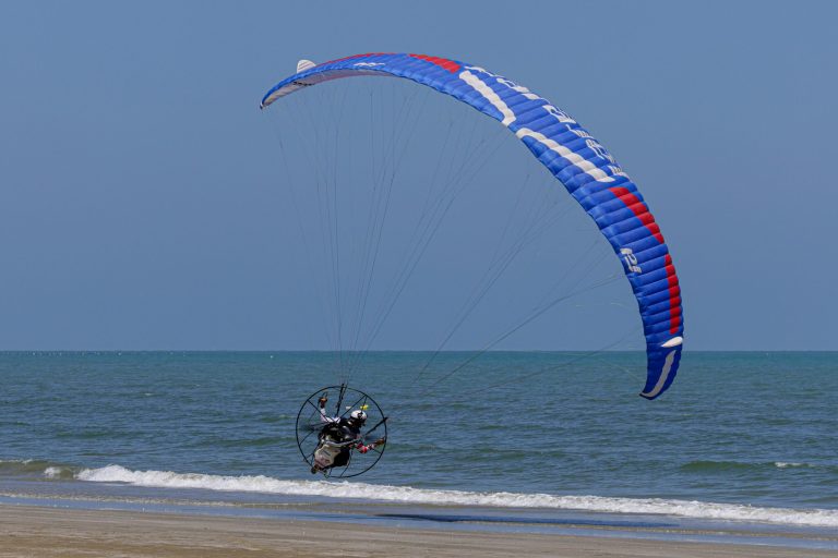Força policial confiscou paramotor na Praia do Futuro e intensifica ações contra voos ilegais