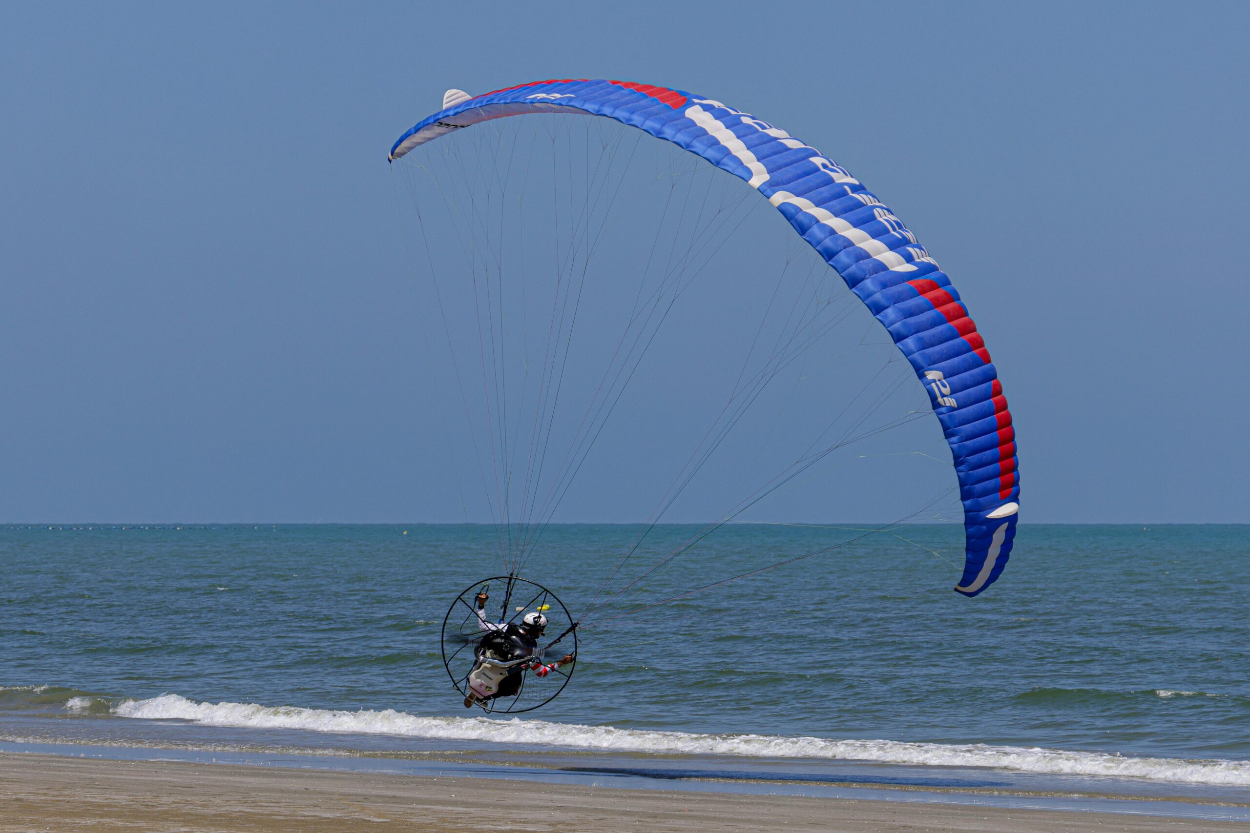Força policial confiscou paramotor na Praia do Futuro e intensifica ações contra voos ilegais