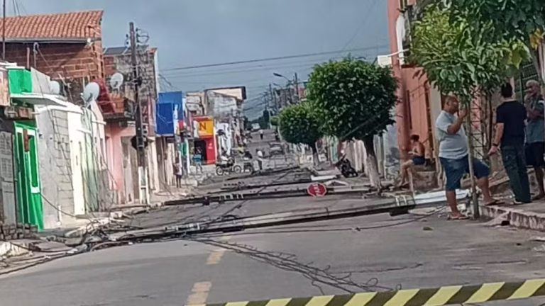 Cenário de destruição: Altaneira enfrenta caos com postes derrubados e fios pelo chão ao amanhecer