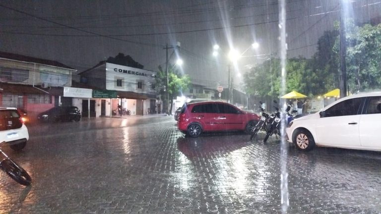 Fortaleza é surpreendida por chuvas na noite de quinta-feira (30); Funceme antecipa novas precipitações durante o feriado longo.