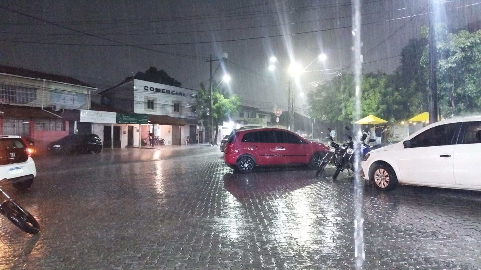 Fortaleza é surpreendida por chuvas na noite de quinta-feira (30); Funceme antecipa novas precipitações durante o feriado longo.