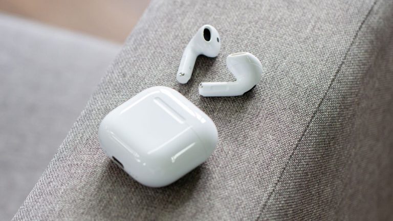 AirPods com tecnologia de câmera integrada estão quase finalizados, afirma Mark Gurman