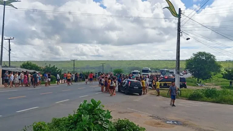 Protesto bloqueia BR-020 e gera tráfego intenso no Ceará