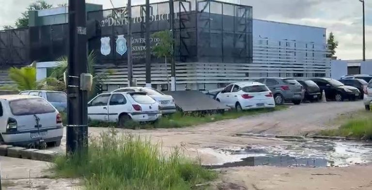 Habitantes de Fortaleza reclamam de esgoto exposto e alagamentos persistentes por mais de duas décadas em via pública