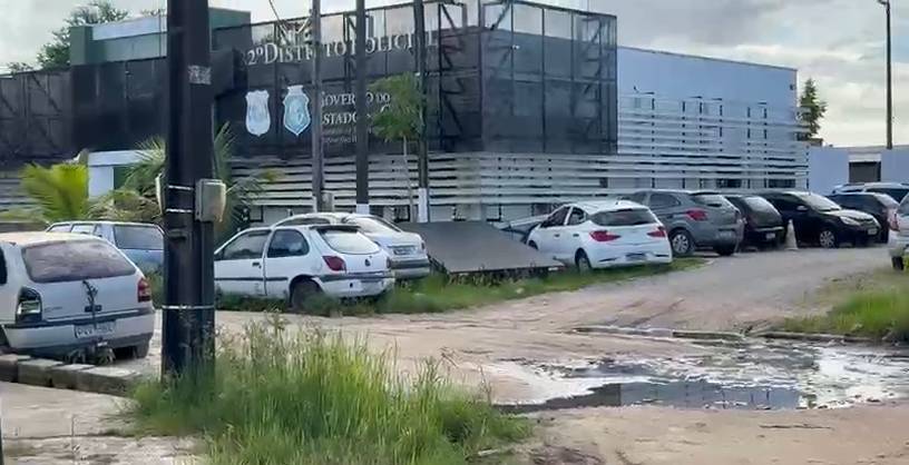Habitantes de Fortaleza reclamam de esgoto exposto e alagamentos persistentes por mais de duas décadas em via pública