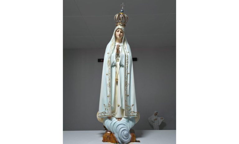Estátua de Nossa Senhora é finalmente liberada no Aeroporto de Fortaleza após espera na alfândega